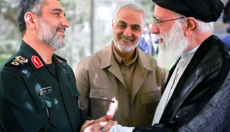 تصویری از شهیدان حاج قاسم سلیمانی و سردار حاجی‌زاده در کنار رهبر انقلاب اسلامی