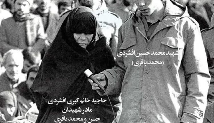 بردار شهید و مادر شهید بر بالین شهید