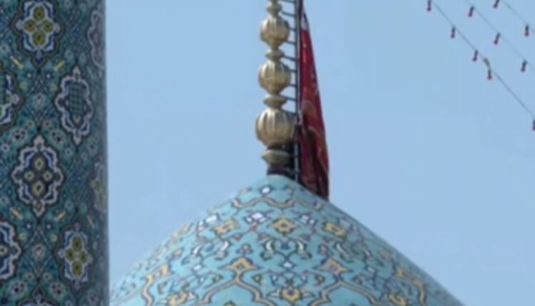 اهتزاز پرچم سرخ انتقام برفراز مسجد جمکران