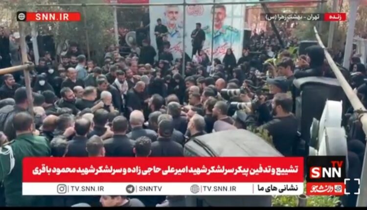 تلقین خواندن حاج منصور ارضی بر پیکر سرلشکر شهید امیرعلی حاجی زاده