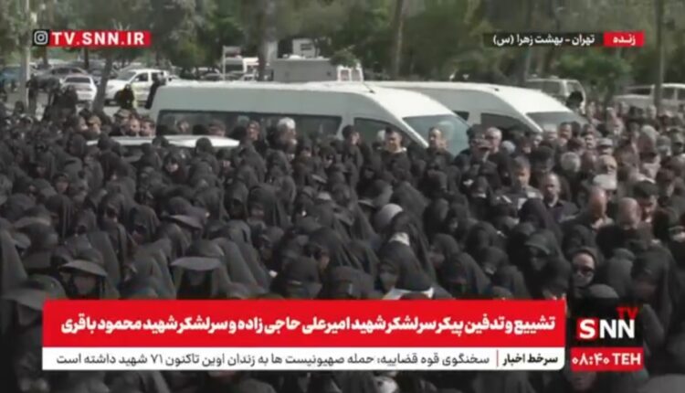 گریه‌های سوزناک مردم هنگام اقامه نماز بر پیکر شهدای اقتدار