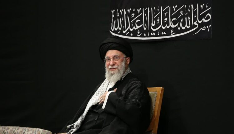 تصاویر ورود و حضور رهبر انقلاب در حسینیه امام خمینی(ره)