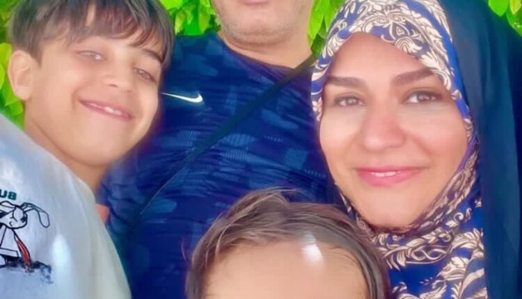 سلفی مجری شبکه خبر در کنار خانواده