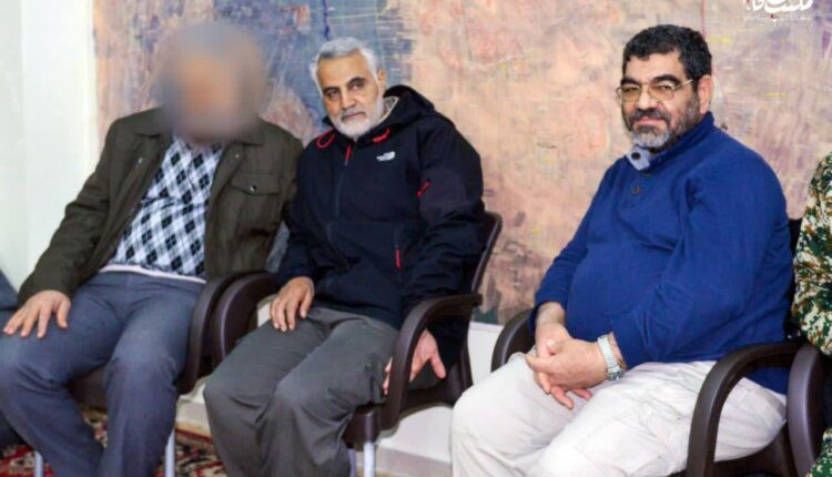 تصویری از شهید نصیر باغبان در کنار شهید حاج قاسم سلیمانی