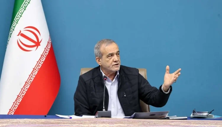 آنها پلاکارد جانم فدای رهبر در دست می‌گرفتند