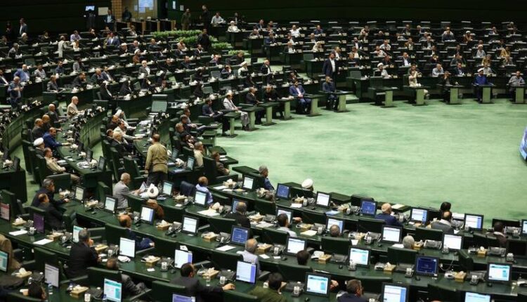 اصرار مجلس بر ۴۲ ساعت کار اداری در هفته و ارجاع به کمیسیون