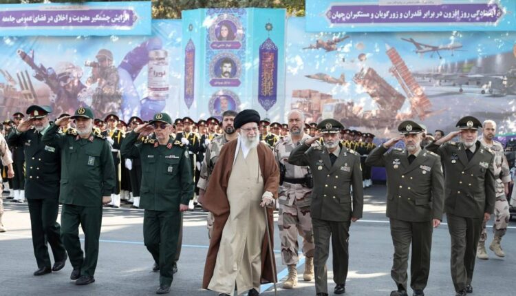 رهبری هر هفته با فرماندهان ارتش و سپاه جلسه دارند!