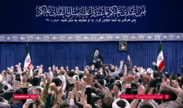 کتیبه نصب شده در دیدار امروز حسینیه امام خمینی: پس هرکس به شما تجاوز کرد، با او مقابله به مثل کنید