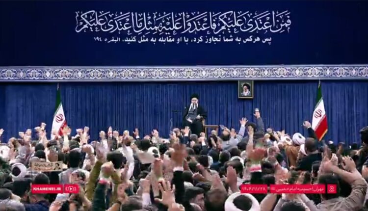 کتیبه نصب شده در دیدار امروز حسینیه امام خمینی: پس هرکس به شما تجاوز کرد، با او مقابله به مثل کنید