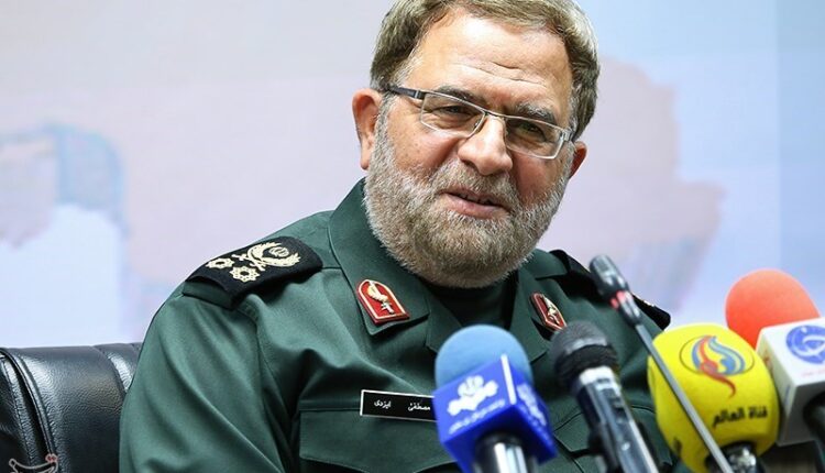 سرلشکر ایزدی: در جنگ اخیر بیش از ۲۰۰ هواگرد دشمن ساقط شد