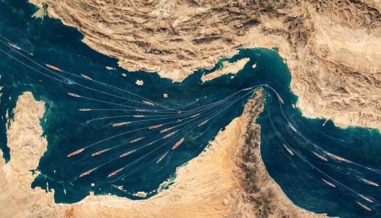نوسان شدید عبور نفت از تنگه هرمز؛ از ۷۵۰ هزار تا ۱۲.۸ میلیون بشکه در روز