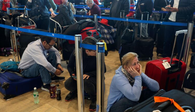اعتصاب کارکنان فرودگاه بن‌گوریون را تعطیل کرد؛ ۱۰۰ هزار مسافر سرگردان شدند